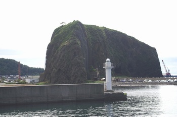 知床　ウトロ港灯台とオロンコ岩