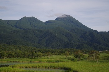知床五湖 湖畔展望台から羅臼岳、三ツ峰