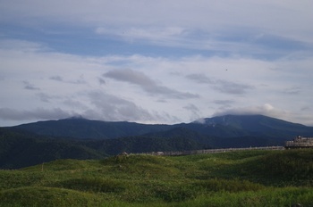 知床五湖 湖畔展望台から知西別岳と遠音別岳