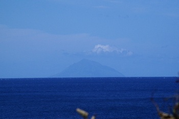 江良漁港付近から見えた渡島大島