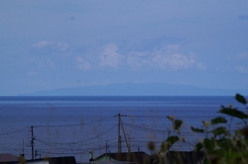 福山街道から見えた奥尻島