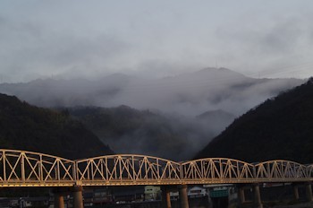 朝日を浴びる橋