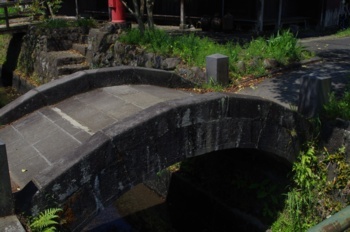 豊後大野市 原尻の滝横の建物付属アーチ橋