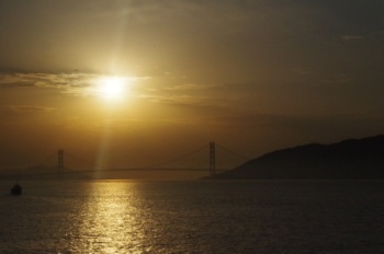 別府−大阪航路から朝日と明石海峡大橋