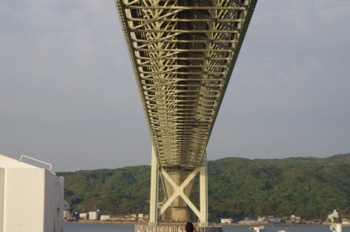 別府−大阪航路 明石海峡大橋を下から