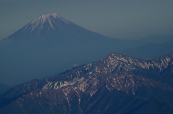 飛行機から富士山と北岳