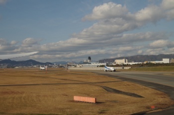 大阪空港 離陸順番待ちの飛行機