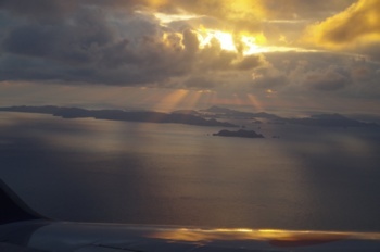 飛行機から 慶良間諸島と夕陽