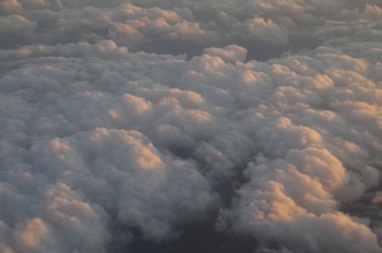 飛行機から 夕陽に照らされる雲