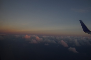飛行機から 夕陽に照らされる雲