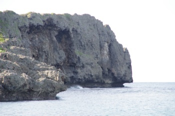 下地島 中の島ビーチ 海岸の岩のノッチ