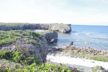 下地島 帯岩横の海岸