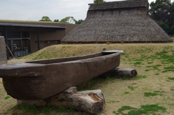 吉野ヶ里 弥生くらし館 丸木船と竪穴式住居