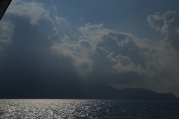 甑島沖から 下甑島と雲