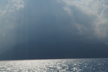 甑島沖から 下甑島と雲