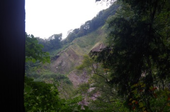 大山滝登山道 崖の崩落