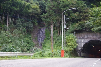 庄原市粟石トンネル横の滝