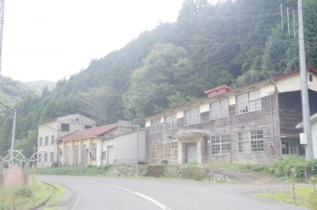 庄原市小学校風建物