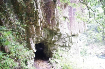安芸太田町 三段峡 庄兵衛岩のトンネル