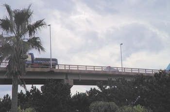 平戸市生月大橋をはしるパトカー