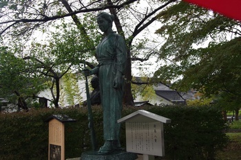 会津若松市 鶴ヶ城 新島八重の銅像