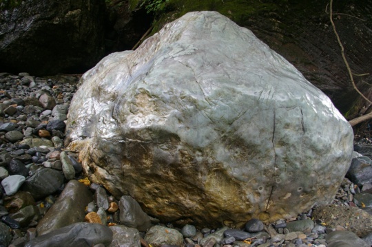 ヒスイ輝石岩
