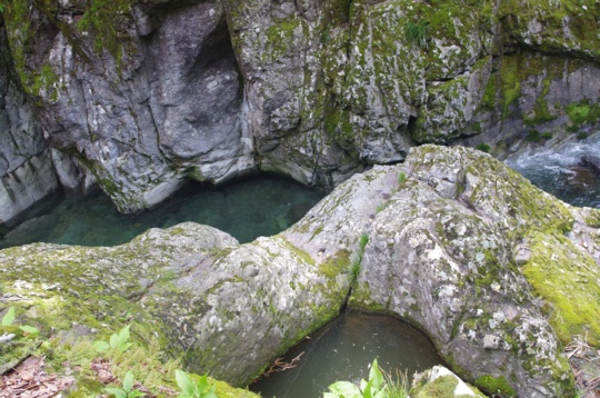魔林峡の甌穴